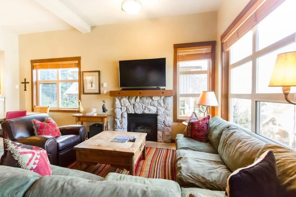 Ski in Ski out Minutes from Village, Private Hot Tub Sleeps 6 Free Shuttle House in Whistler