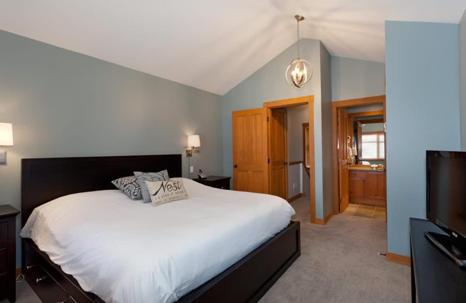 Beautifully Renovated, Fantastic Views Ski in out 3 Beds - Mountain Star House in Whistler