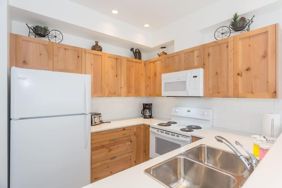 Bright and Clean, Walk Everywhere, Shared Pool and Hot Tub House in Whistler