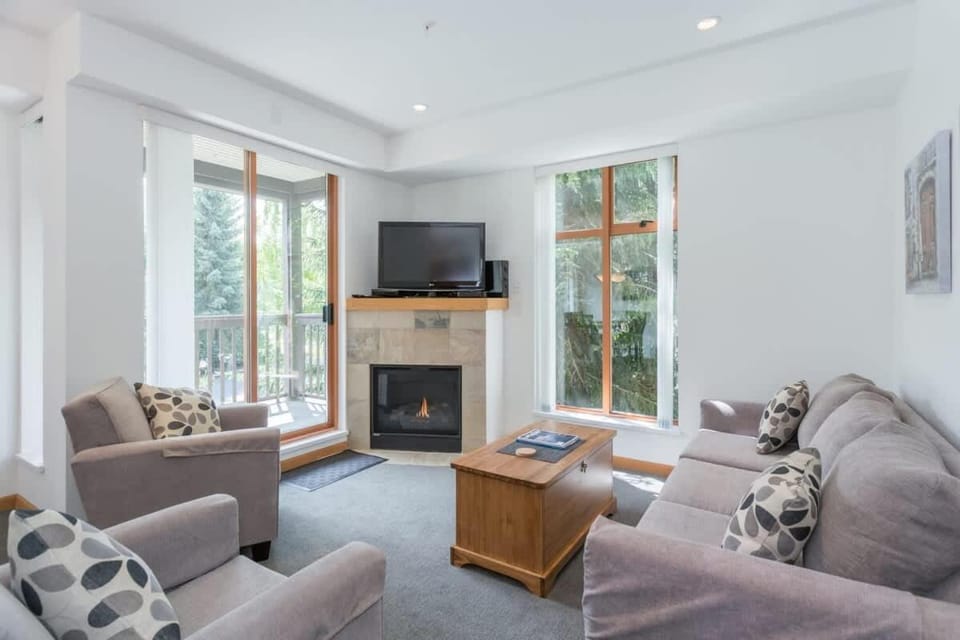 Bright and Clean, Walk Everywhere, Shared Pool and Hot Tub House in Whistler