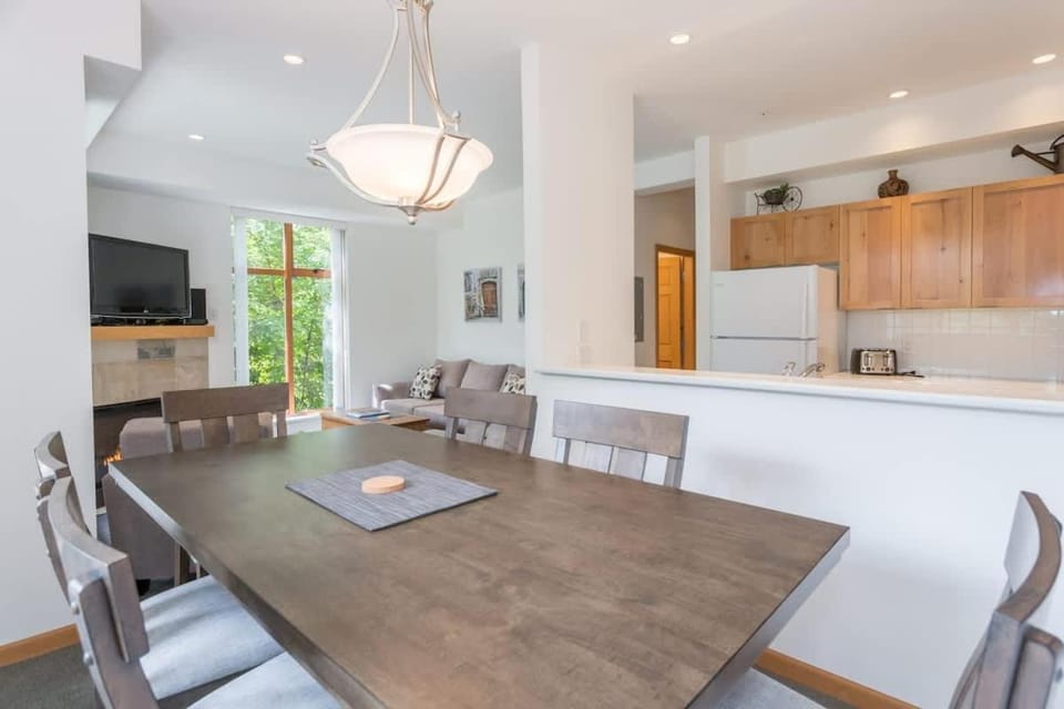 Bright and Clean, Walk Everywhere, Shared Pool and Hot Tub House in Whistler