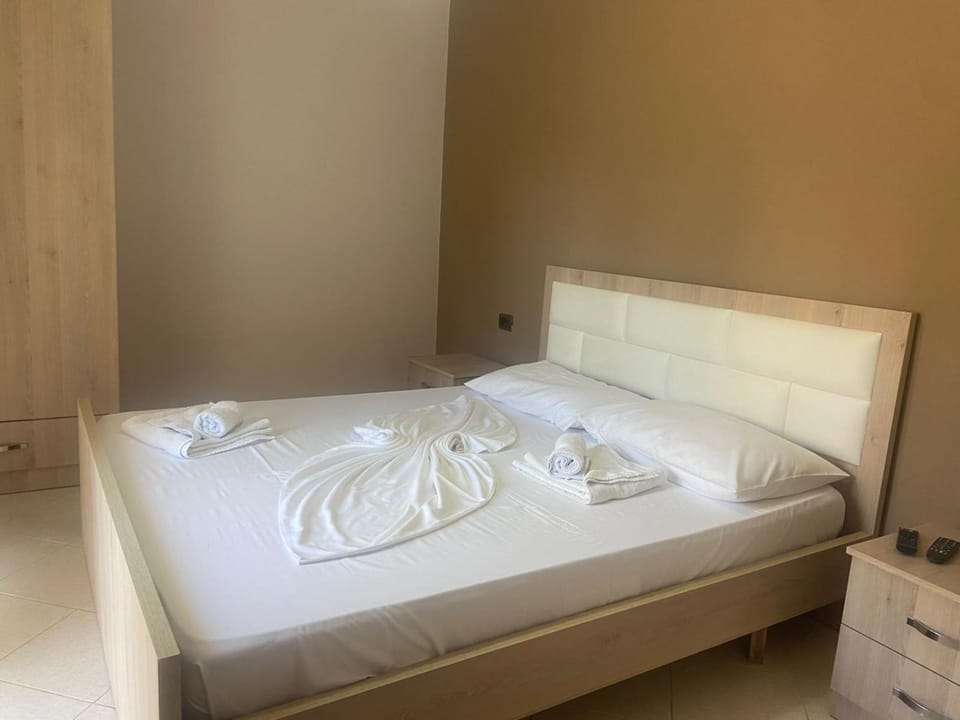 Bed, Bedroom, towels