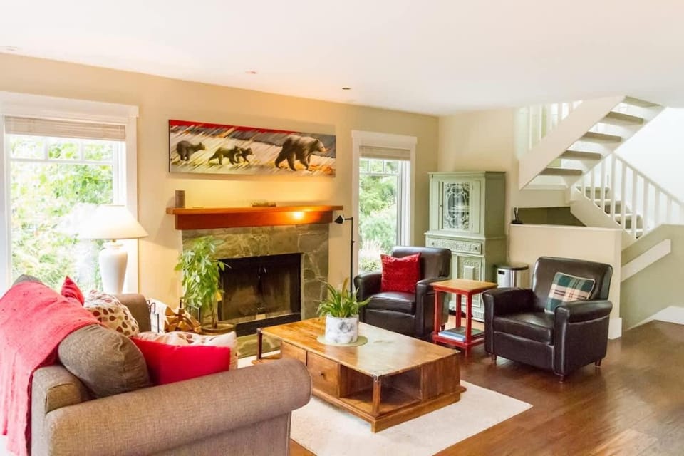Spacious Town Home with Private Hot Tub House in Whistler