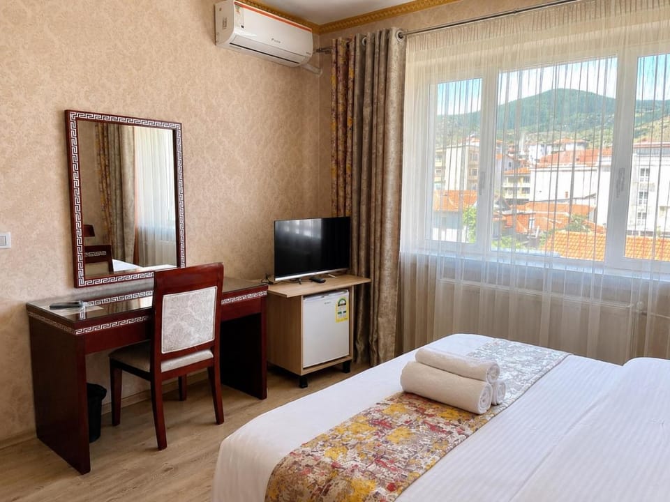 wardrobe, air conditioner