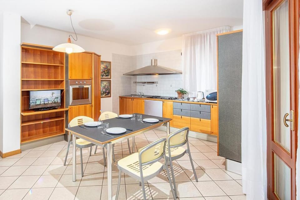 Kitchen or kitchenette, Living room, Seating area, kitchen