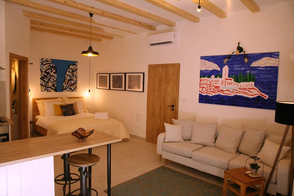 Photo of the whole room, Seating area