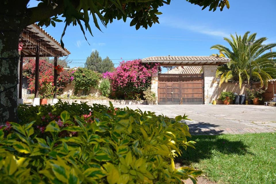 Property building, Day, Garden, Garden view, Parking