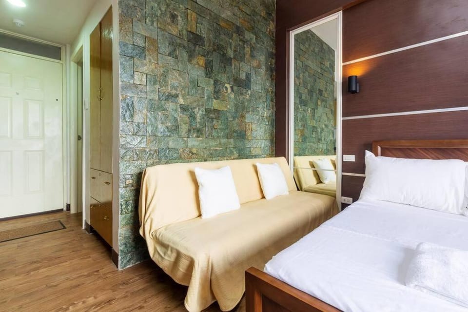 Antonio's Place, 3 mins to Mactan Airport, Fast Internet, Netflix, Pool, Gym Apartment in Lapu-Lapu City