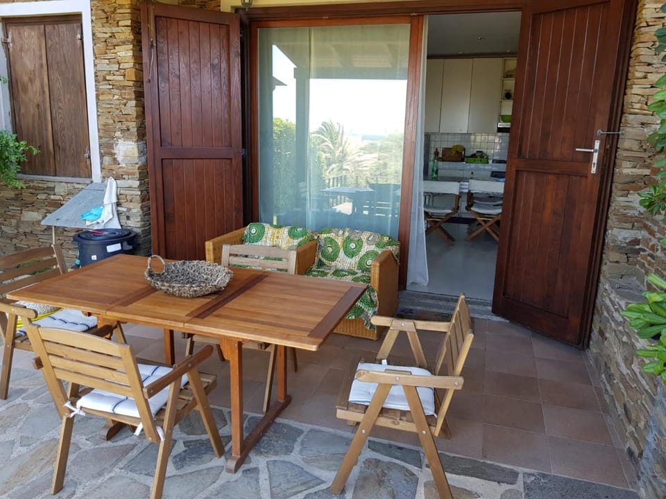 Property building, Patio, Balcony/Terrace, Dining area