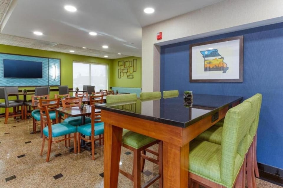Seating area, Breakfast