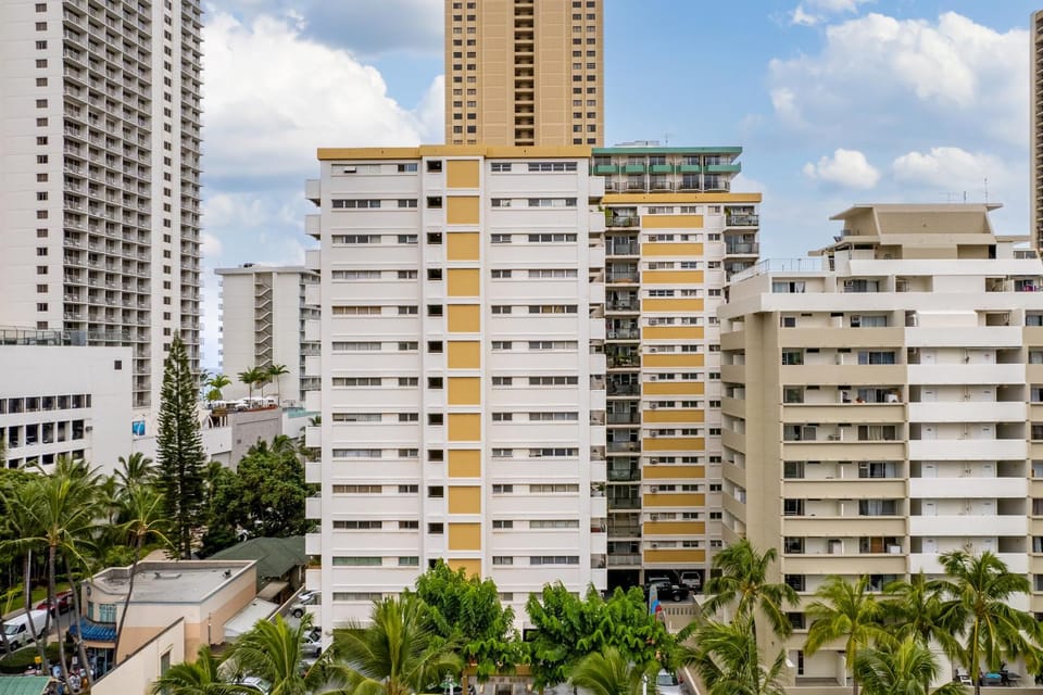Ocean View from Lanais-2 Blocks to Waikiki Beach Apartment in Honolulu