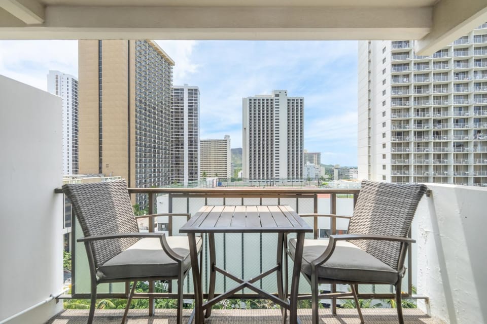 Ocean View from Lanais-2 Blocks to Waikiki Beach Apartment in Honolulu