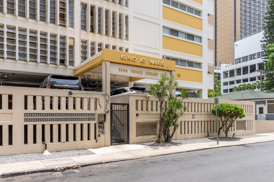 Ocean View from Lanais-2 Blocks to Waikiki Beach Apartment in Honolulu