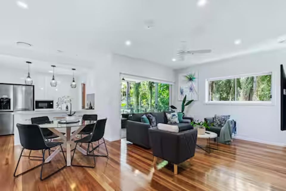 TV and multimedia, Living room, Seating area, Dining area