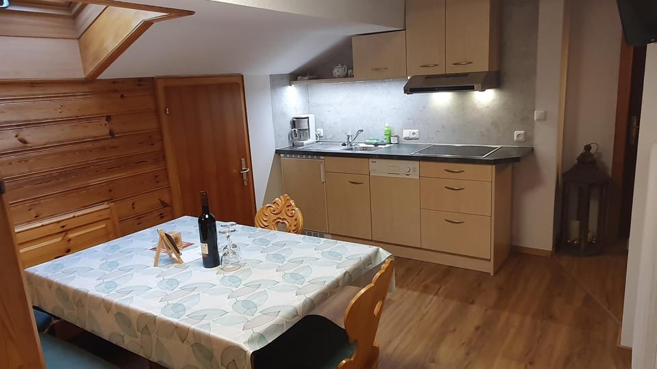 Kitchen or kitchenette, Dining area, stove