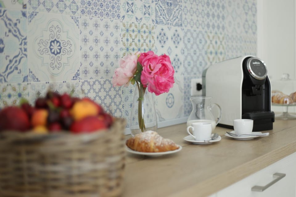 Coffee/tea facilities, Food and drinks, Food