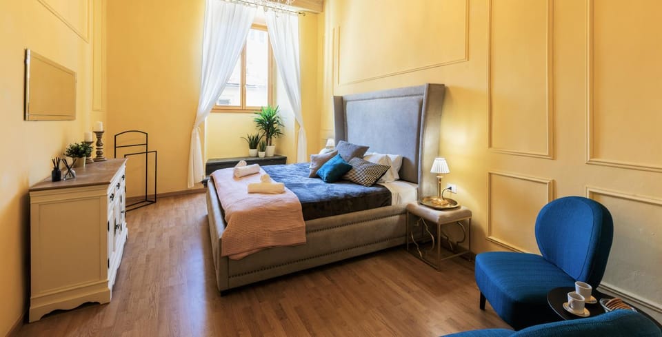 Bed, Photo of the whole room, Seating area, Bedroom