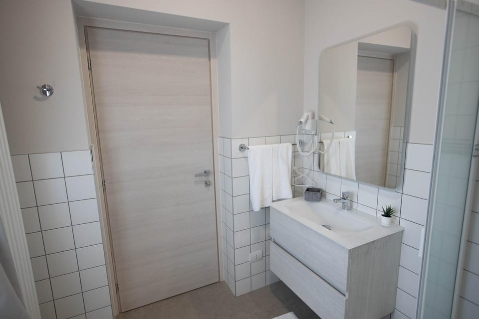 Shower, Bathroom, hair dryier, towels