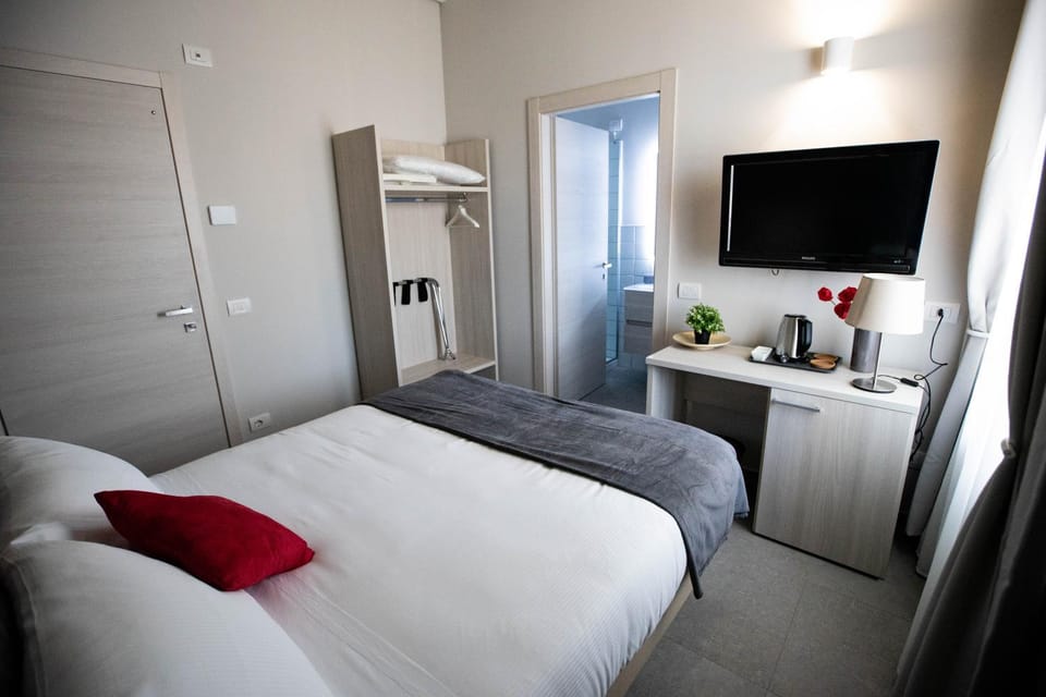 Bed, TV and multimedia, Coffee/tea facilities, Photo of the whole room, minibar, towels, wardrobe, air conditioner