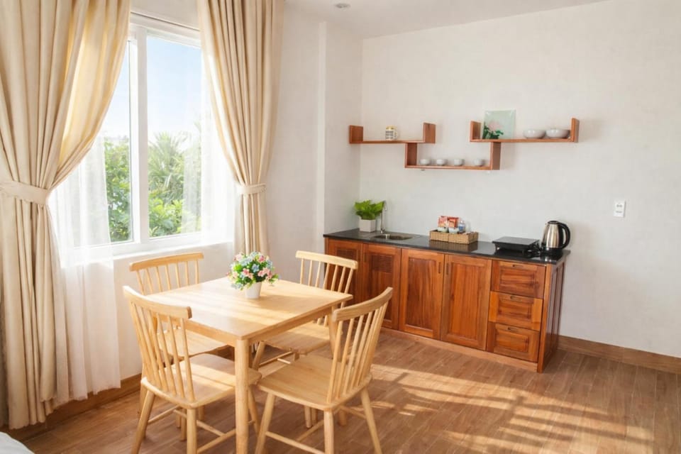 Kitchen or kitchenette, Dining area