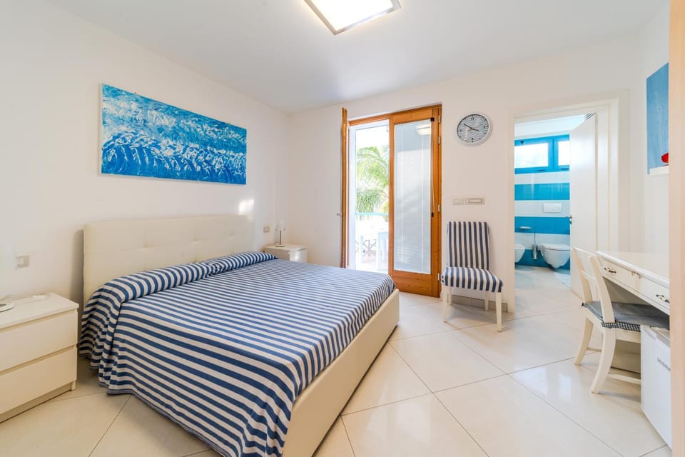 Restaurant/places to eat, Bed, Photo of the whole room, Bedroom, internet