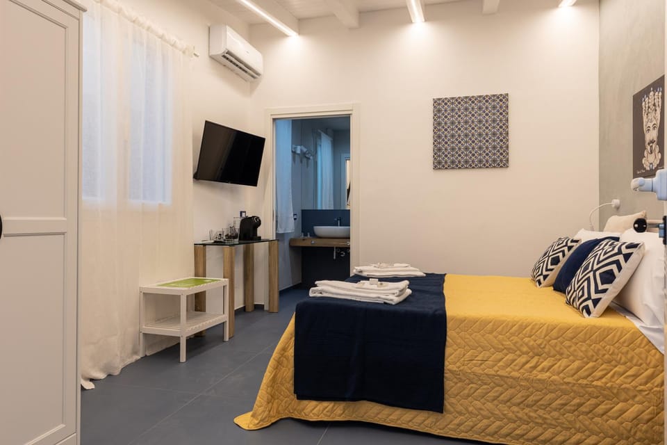 Bed, TV and multimedia, Coffee/tea facilities, Photo of the whole room, Bedroom