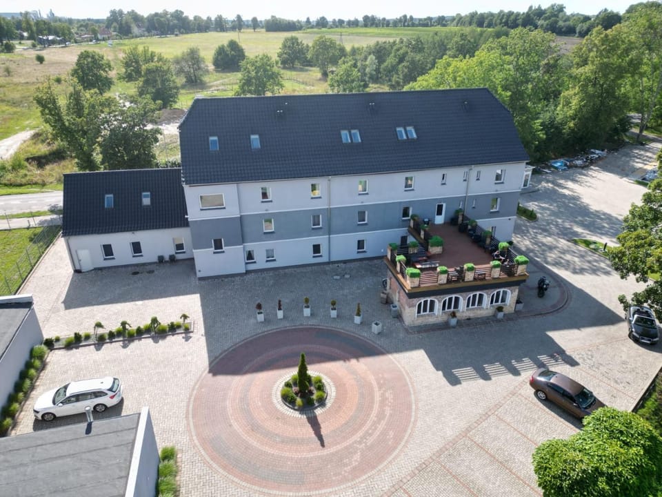 Property building, Bird's eye view, Balcony/Terrace, Location, Parking