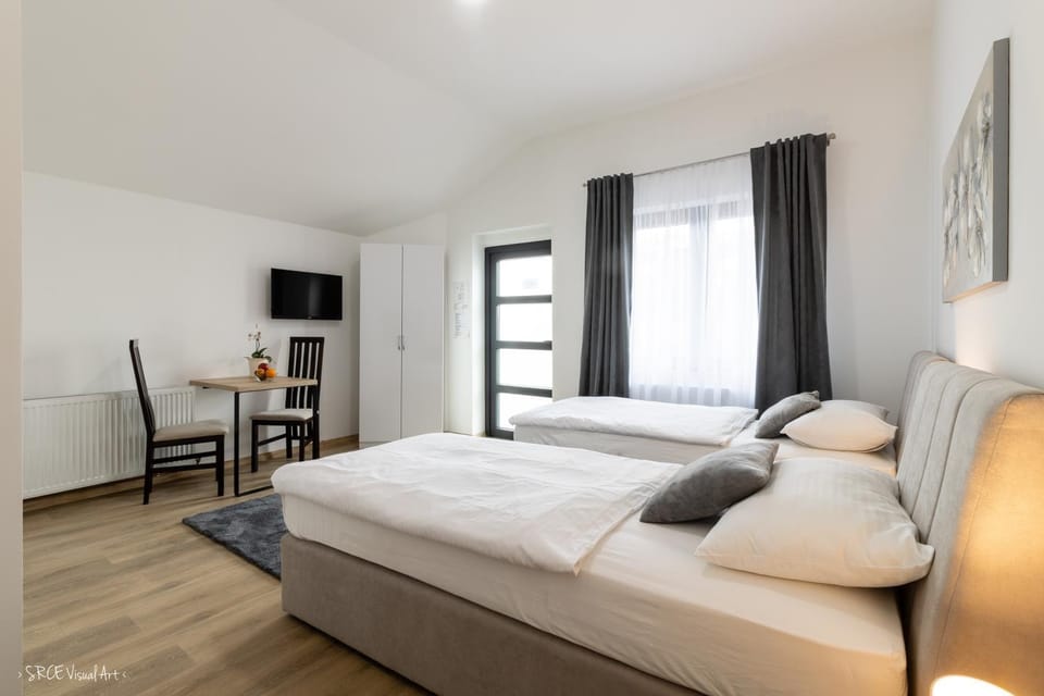 Bed, TV and multimedia, Bedroom