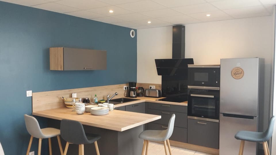 Dining area, Communal kitchen, oven, stove, toaster