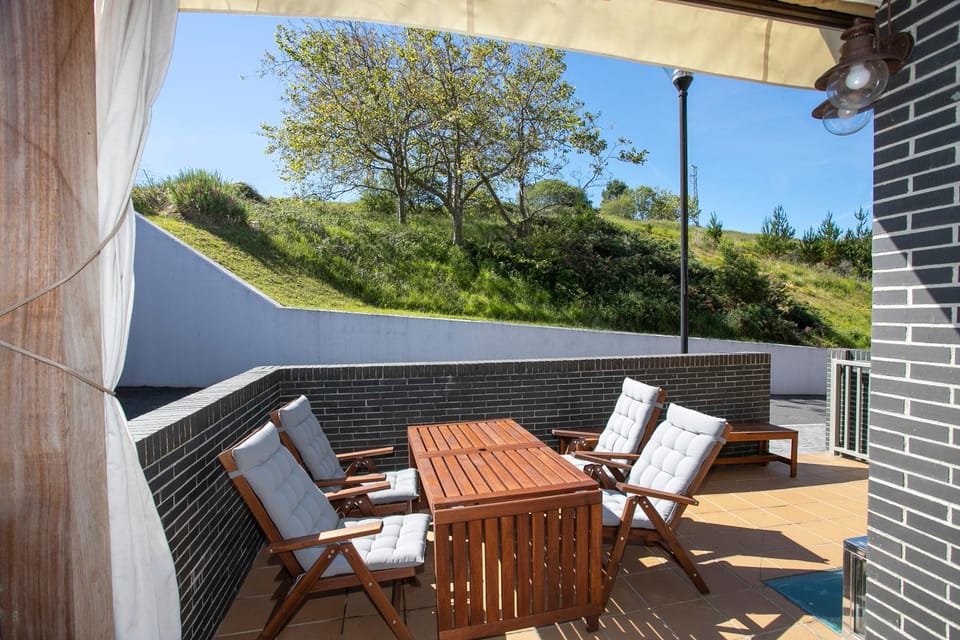 Patio, Day, Balcony/Terrace, Dining area