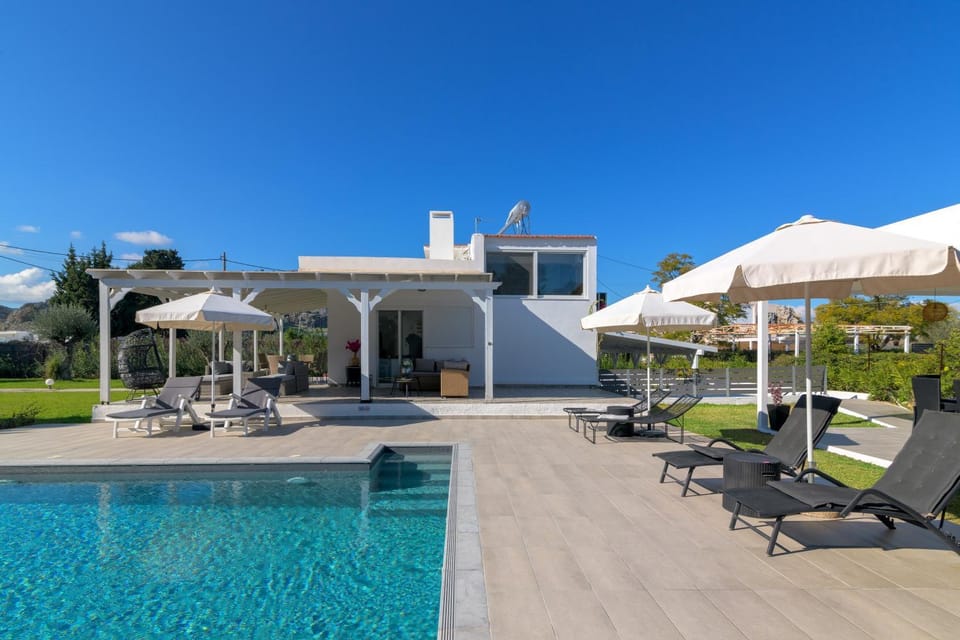 Swimming pool, sunbed