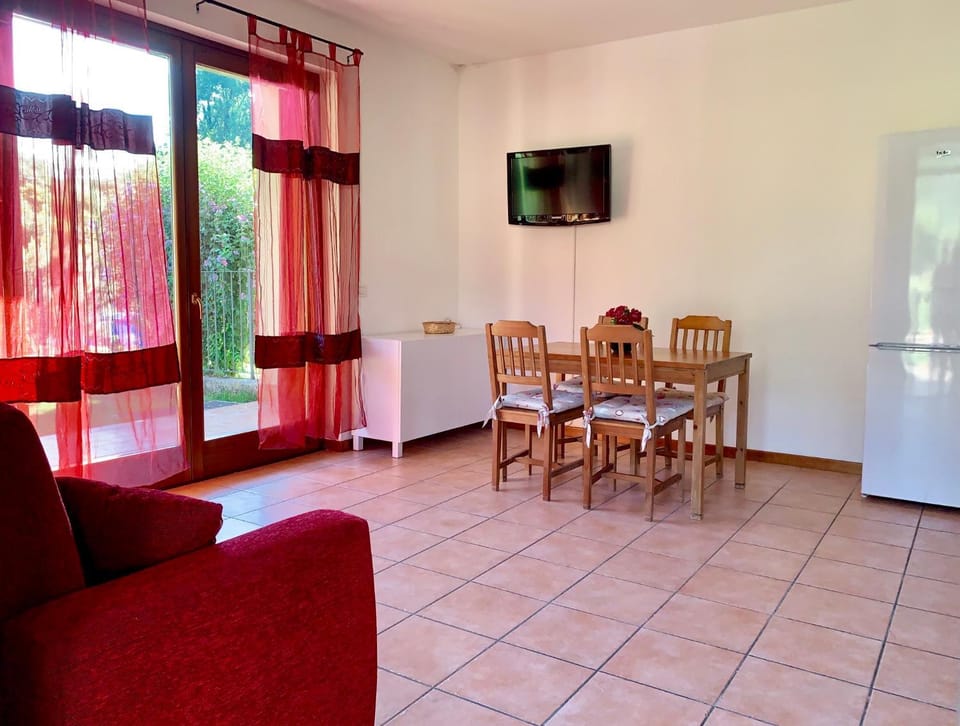 Communal lounge/ TV room, TV and multimedia, Living room, Seating area, Dining area