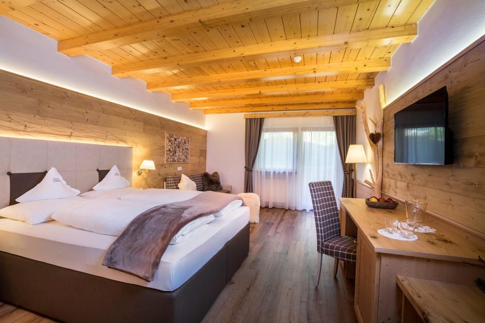 Bed, TV and multimedia, Photo of the whole room, Bedroom, hair dresser