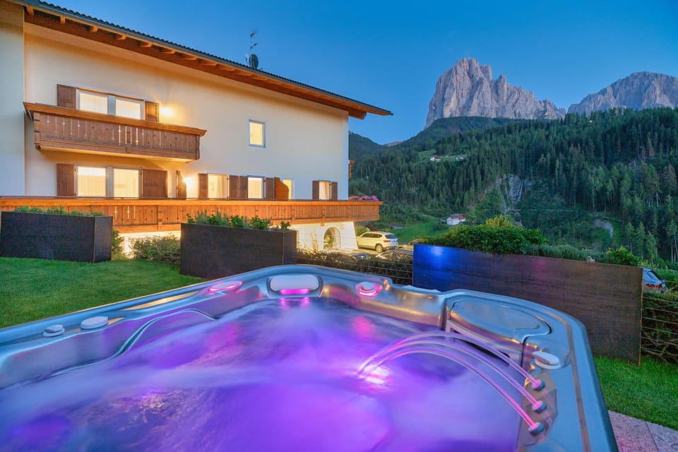 Property building, Natural landscape, Hot Tub, Mountain view, Pool view, Swimming pool