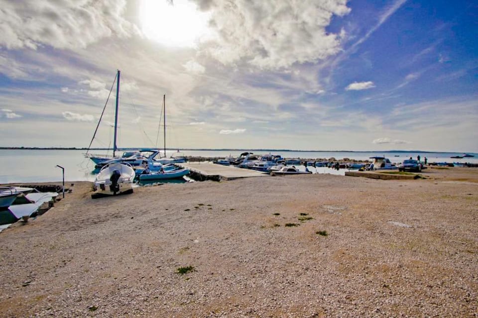 Nearby landmark, Neighbourhood, Beach