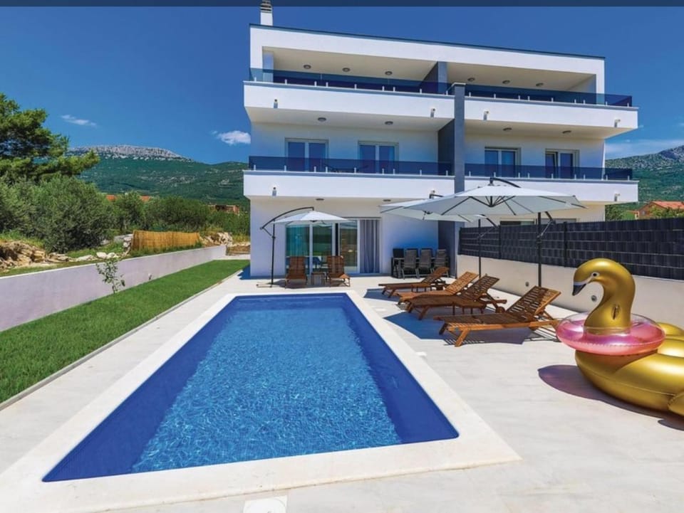 NEW VILLA DAVID, WI-FI, IPTV, 5 bedrooms, 4 bathrooms Villa in Šibenik-Knin County, Croatia