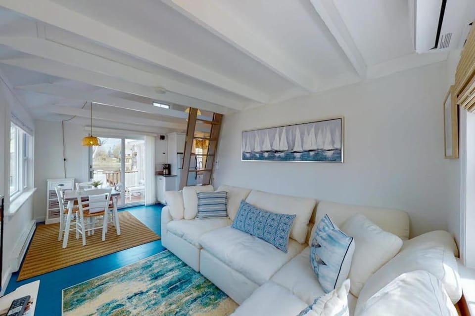 Cottage by the Bay House in Pocasset