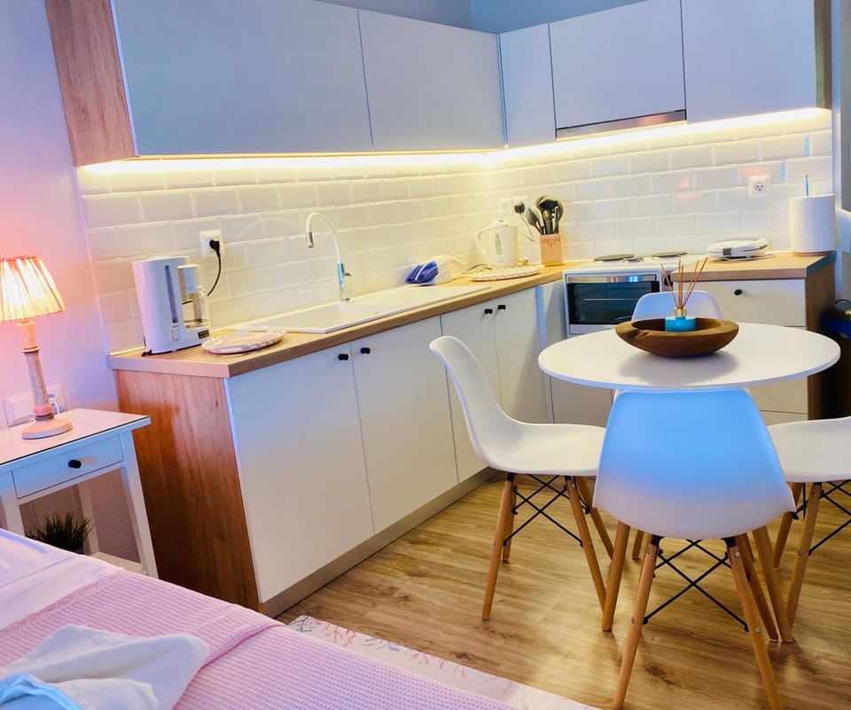 Coffee/tea facilities, Kitchen or kitchenette, Dining area