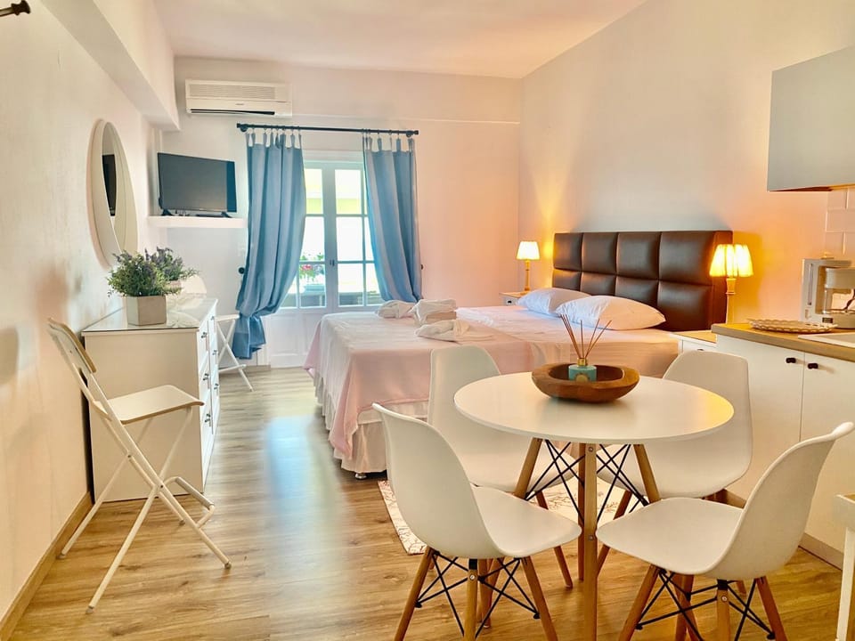 TV and multimedia, Coffee/tea facilities, Balcony/Terrace, Photo of the whole room, Seating area, Dining area, Bedroom