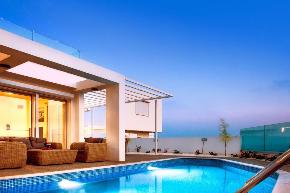 Patio, Swimming pool, sunbed