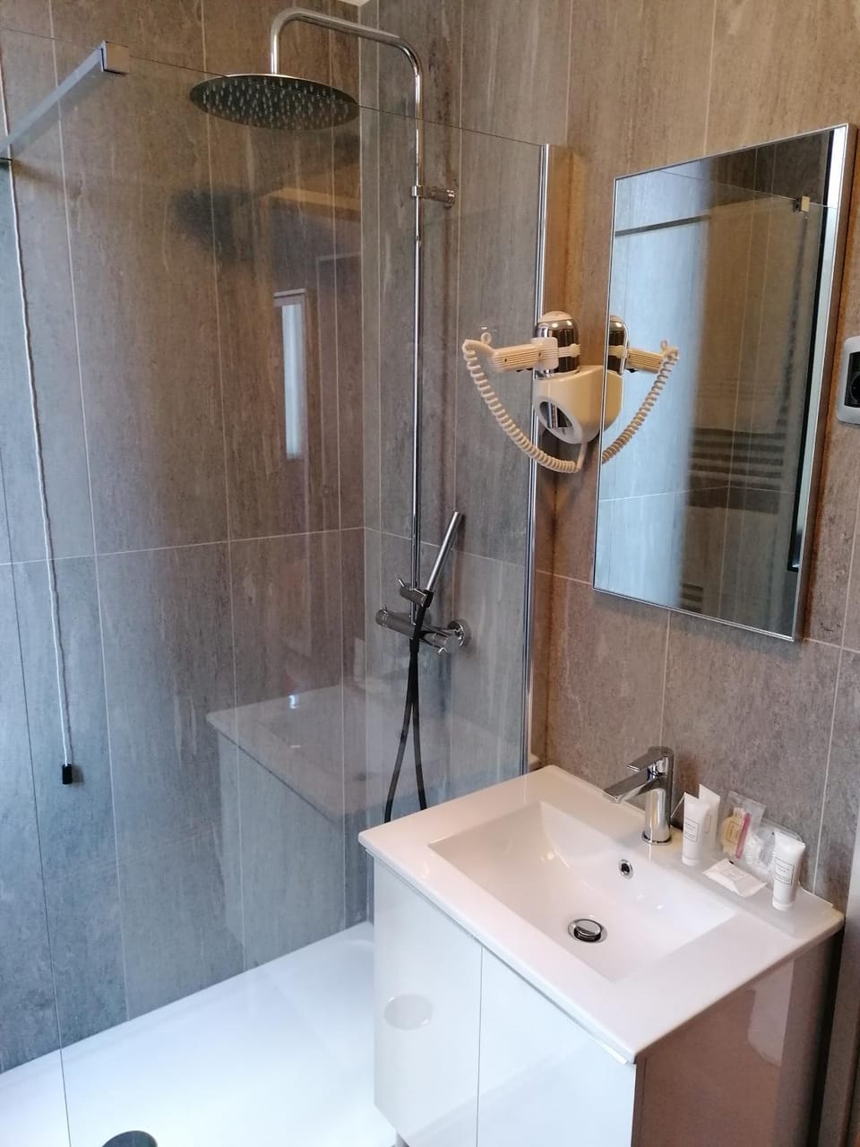 Shower, Toilet