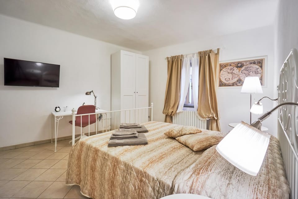 Bed, TV and multimedia, Photo of the whole room, Bedroom