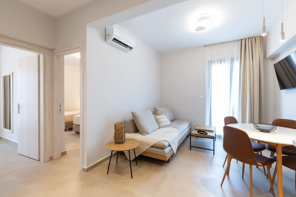 TV and multimedia, Photo of the whole room, Seating area, Dining area, air conditioner