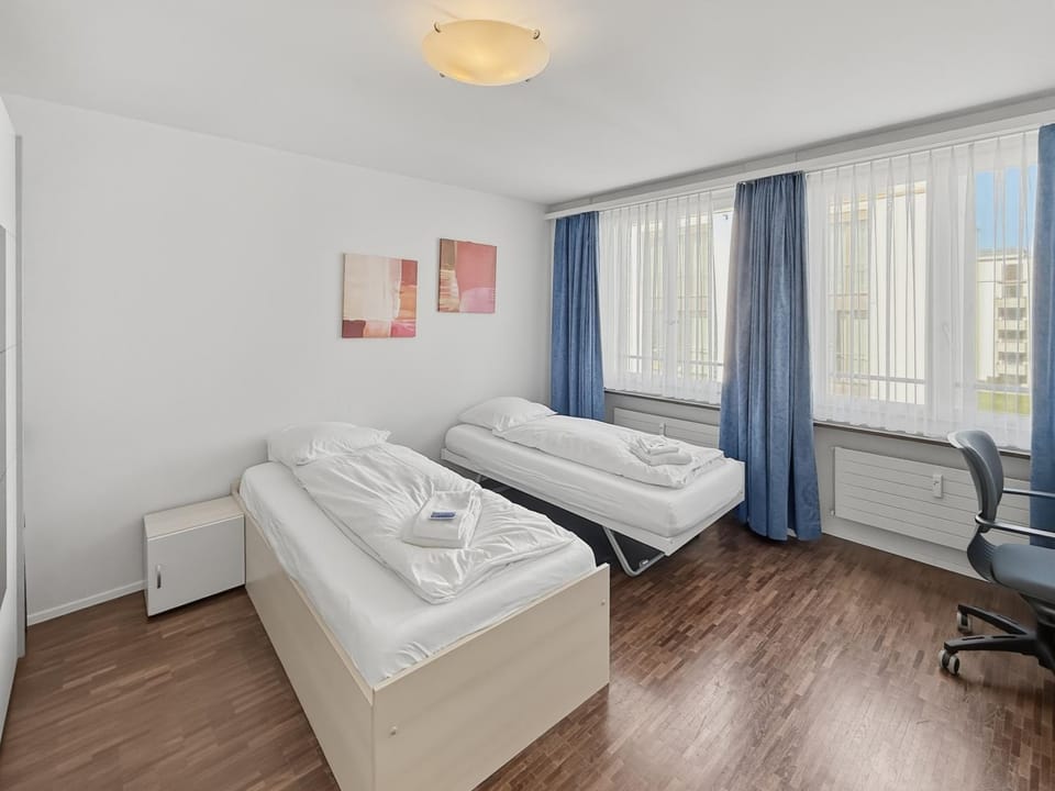 Seating area, Bedroom, wardrobe