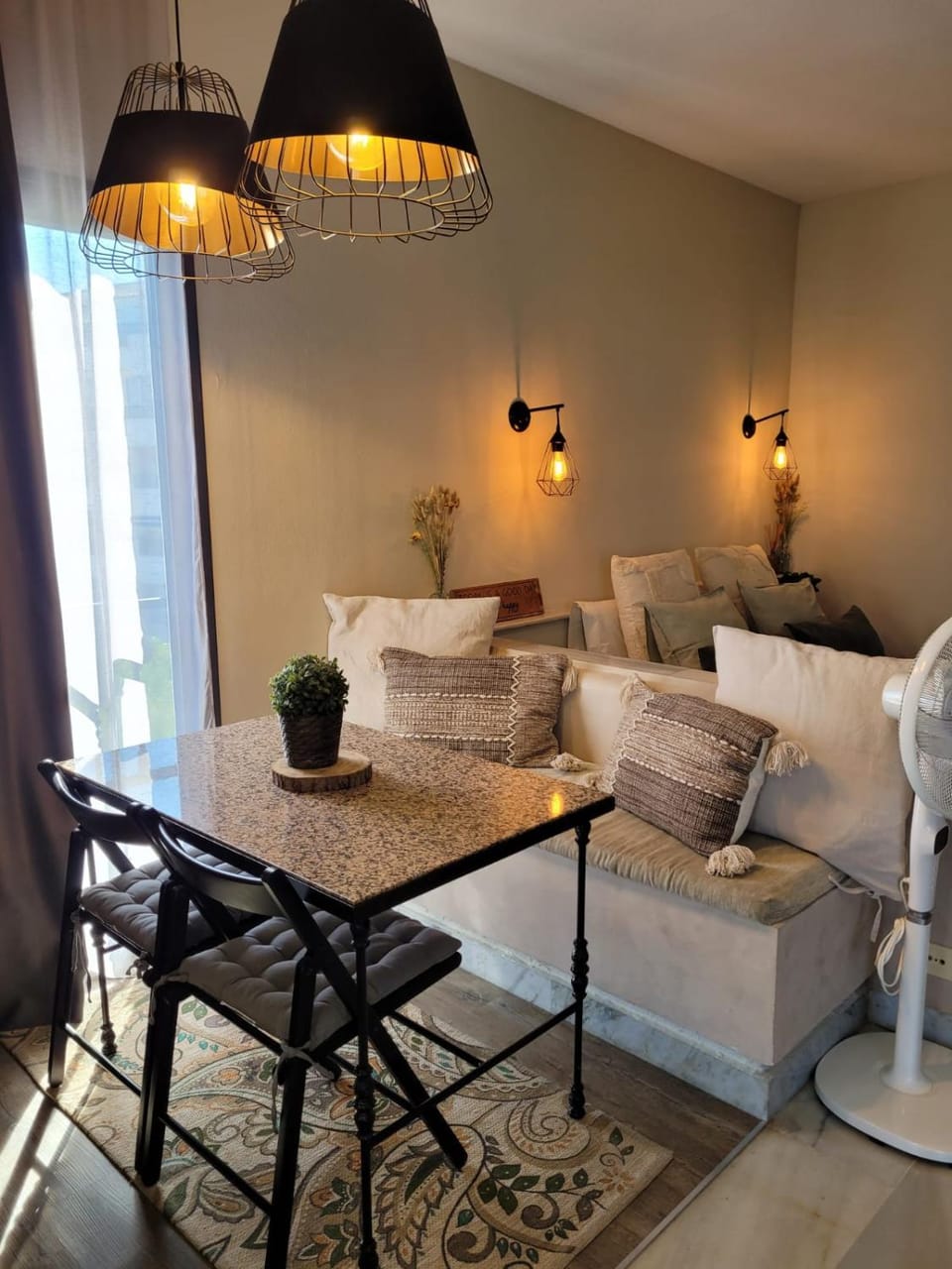 Seating area, Dining area