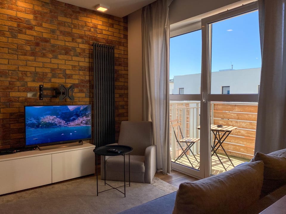 Communal lounge/ TV room, Day, TV and multimedia, View (from property/room), Balcony/Terrace, Living room, Seating area, Evening entertainment