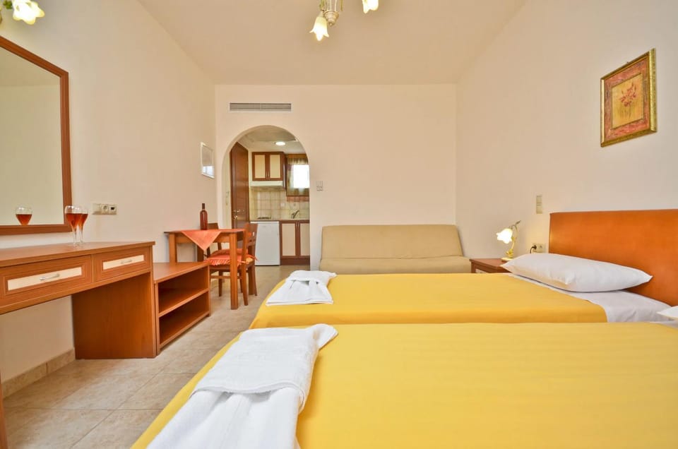 Bed, Kitchen or kitchenette, Bedroom
