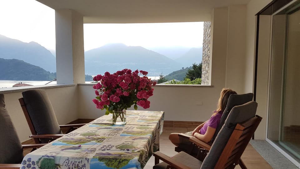 Balcony/Terrace, Balcony/Terrace, Lake view, Mountain view