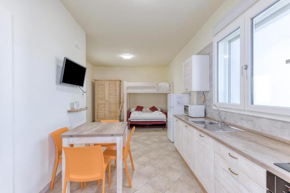 Bed, TV and multimedia, Kitchen or kitchenette, Living room, Photo of the whole room, Dining area, Bedroom