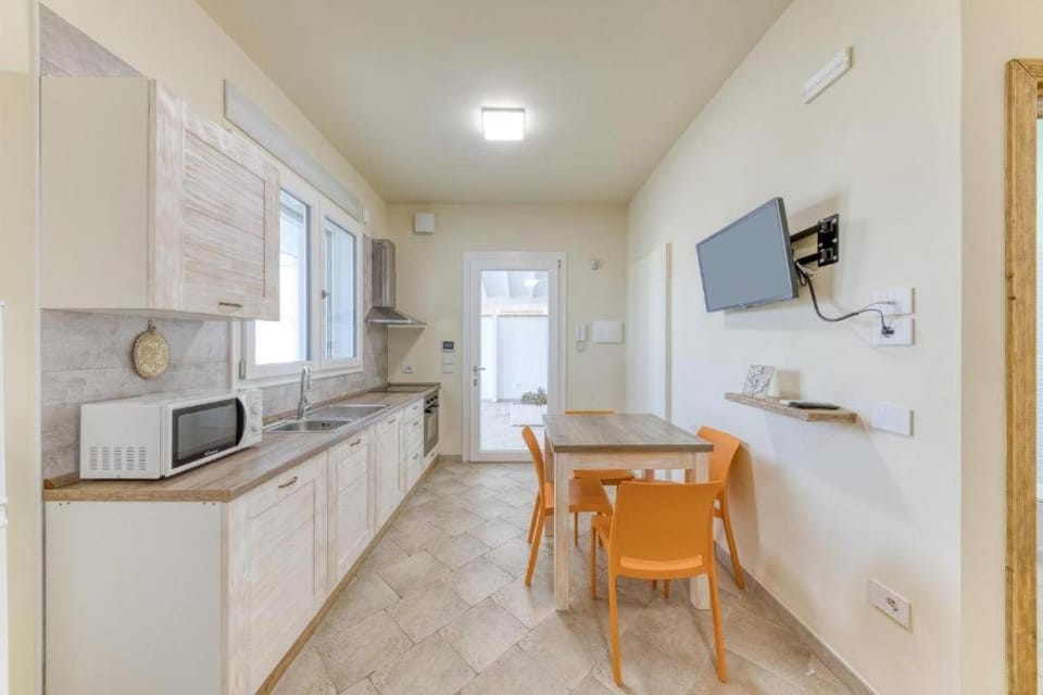TV and multimedia, Kitchen or kitchenette, Dining area, oven, stove